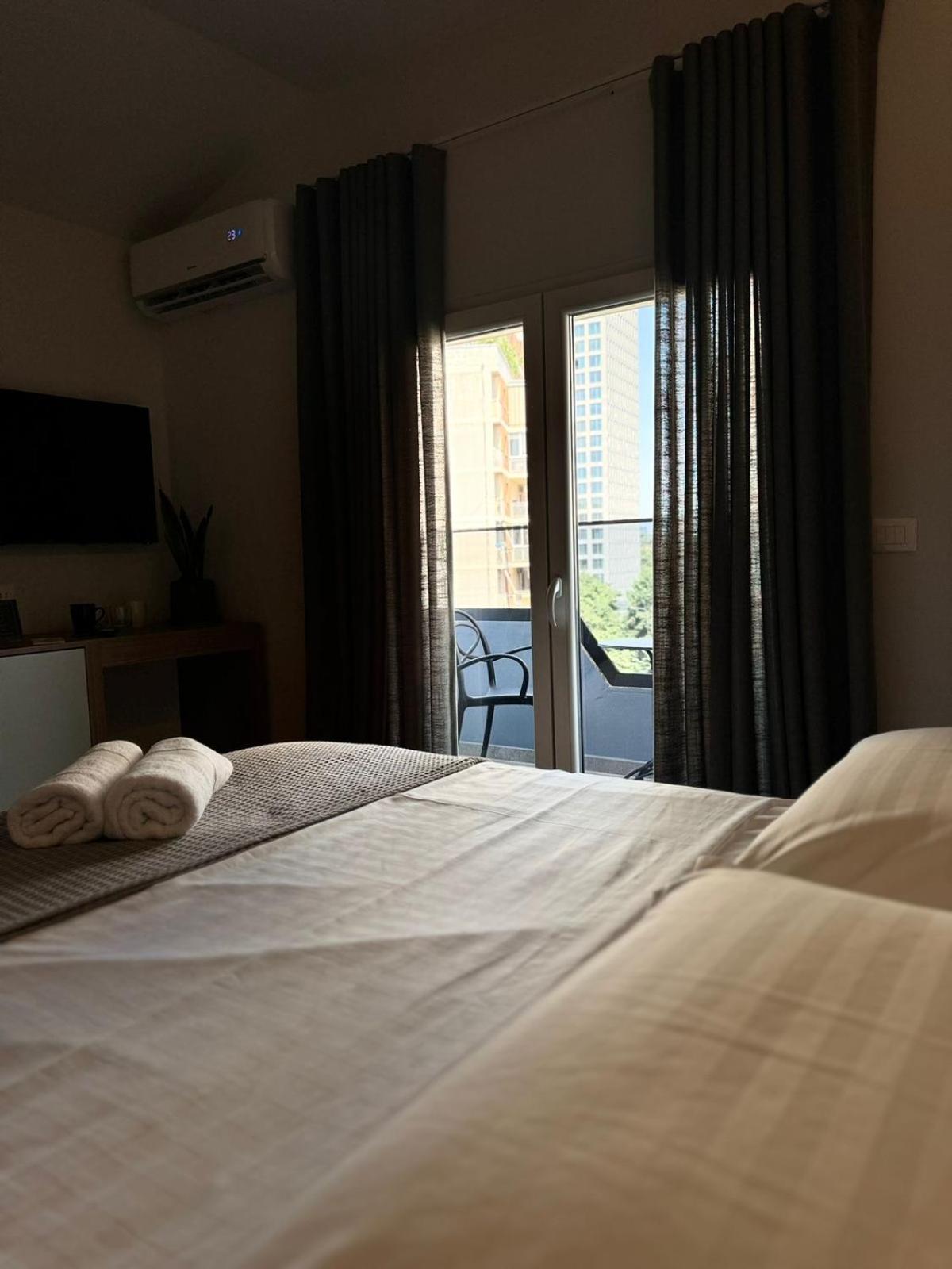 Izi Boutique Apartment Tiranë Ngoại thất bức ảnh
