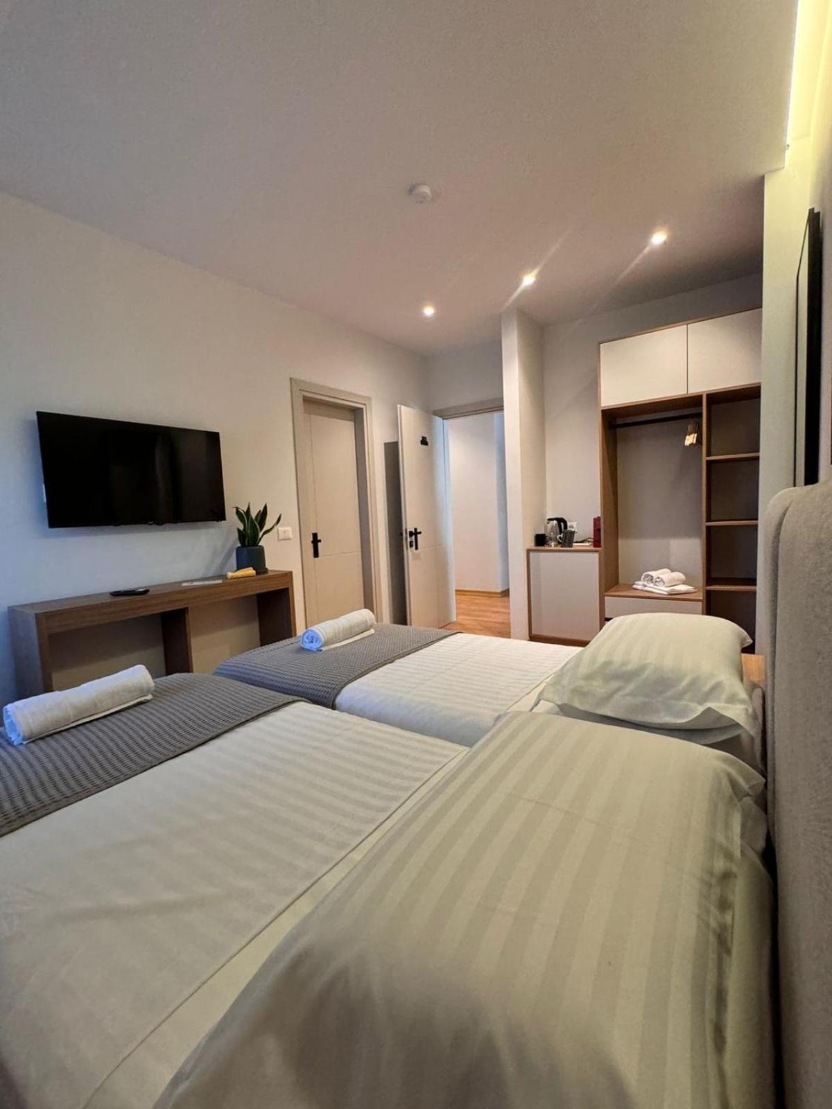 Izi Boutique Apartment Tiranë Ngoại thất bức ảnh