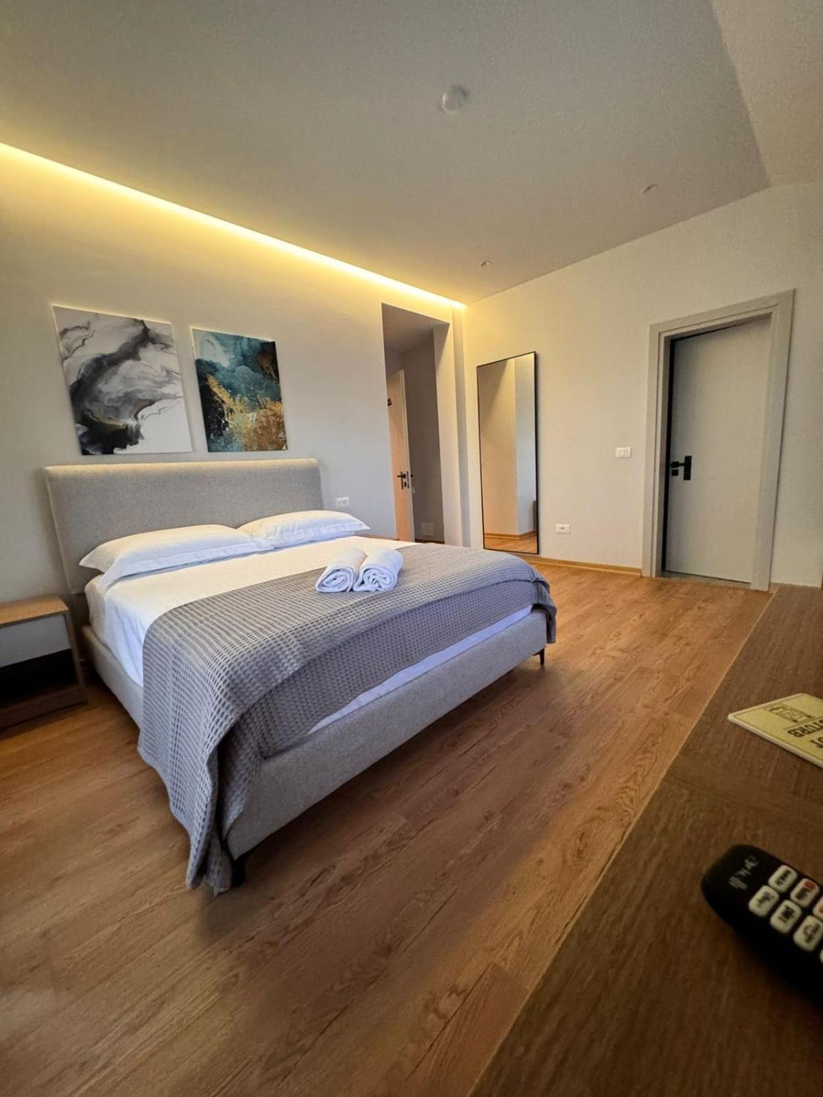 Izi Boutique Apartment Tiranë Ngoại thất bức ảnh