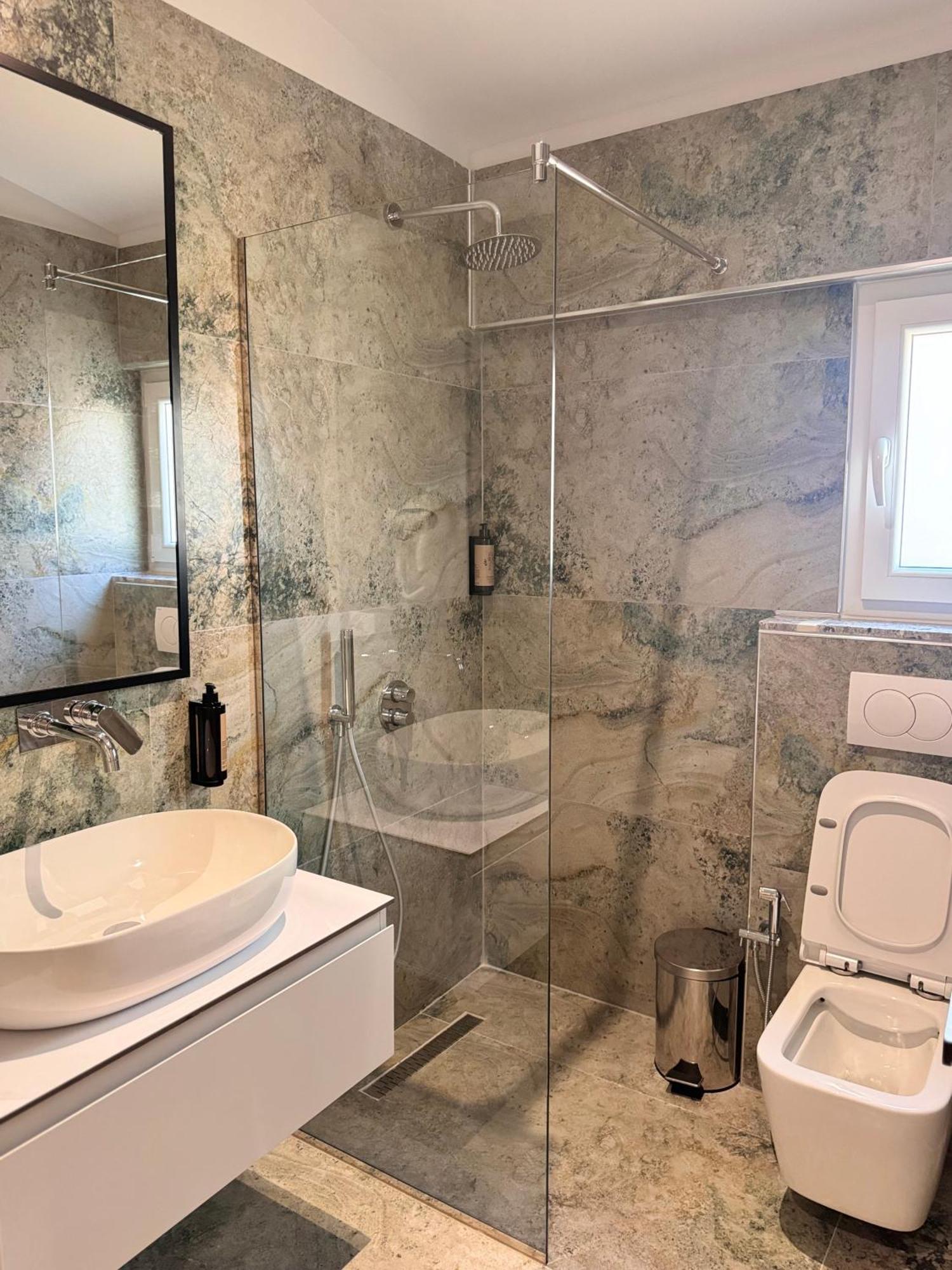 Izi Boutique Apartment Tiranë Ngoại thất bức ảnh
