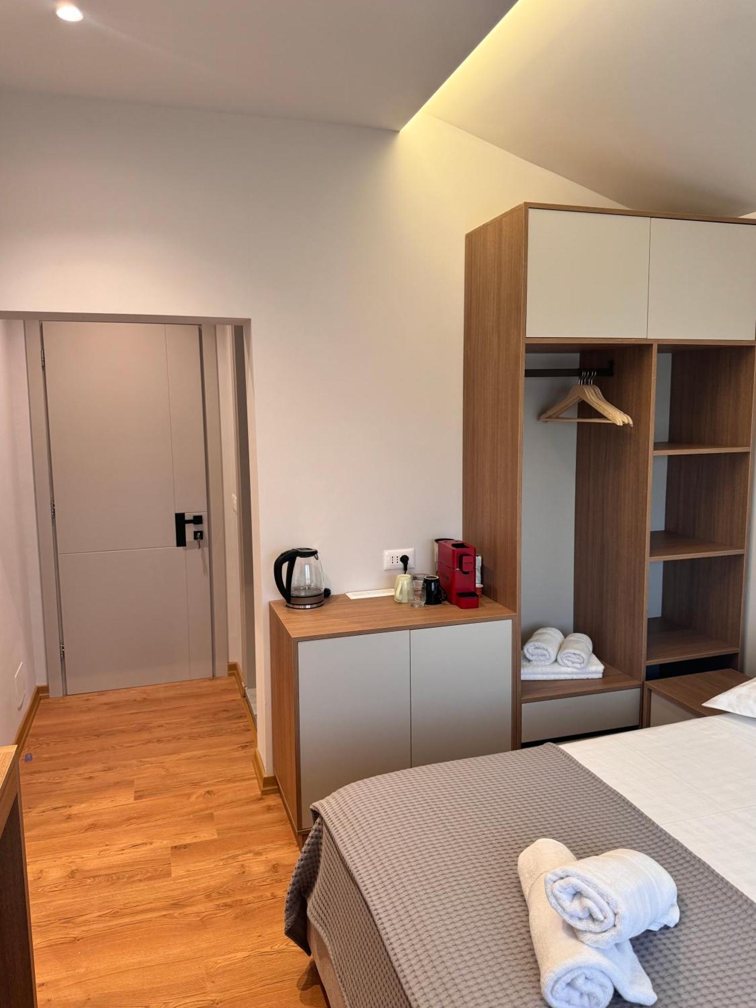 Izi Boutique Apartment Tiranë Ngoại thất bức ảnh