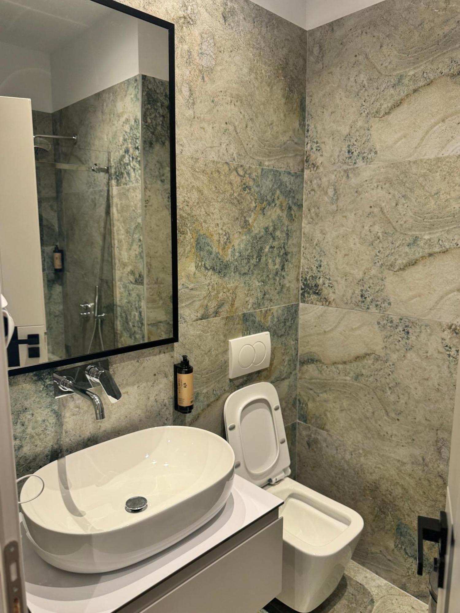 Izi Boutique Apartment Tiranë Ngoại thất bức ảnh