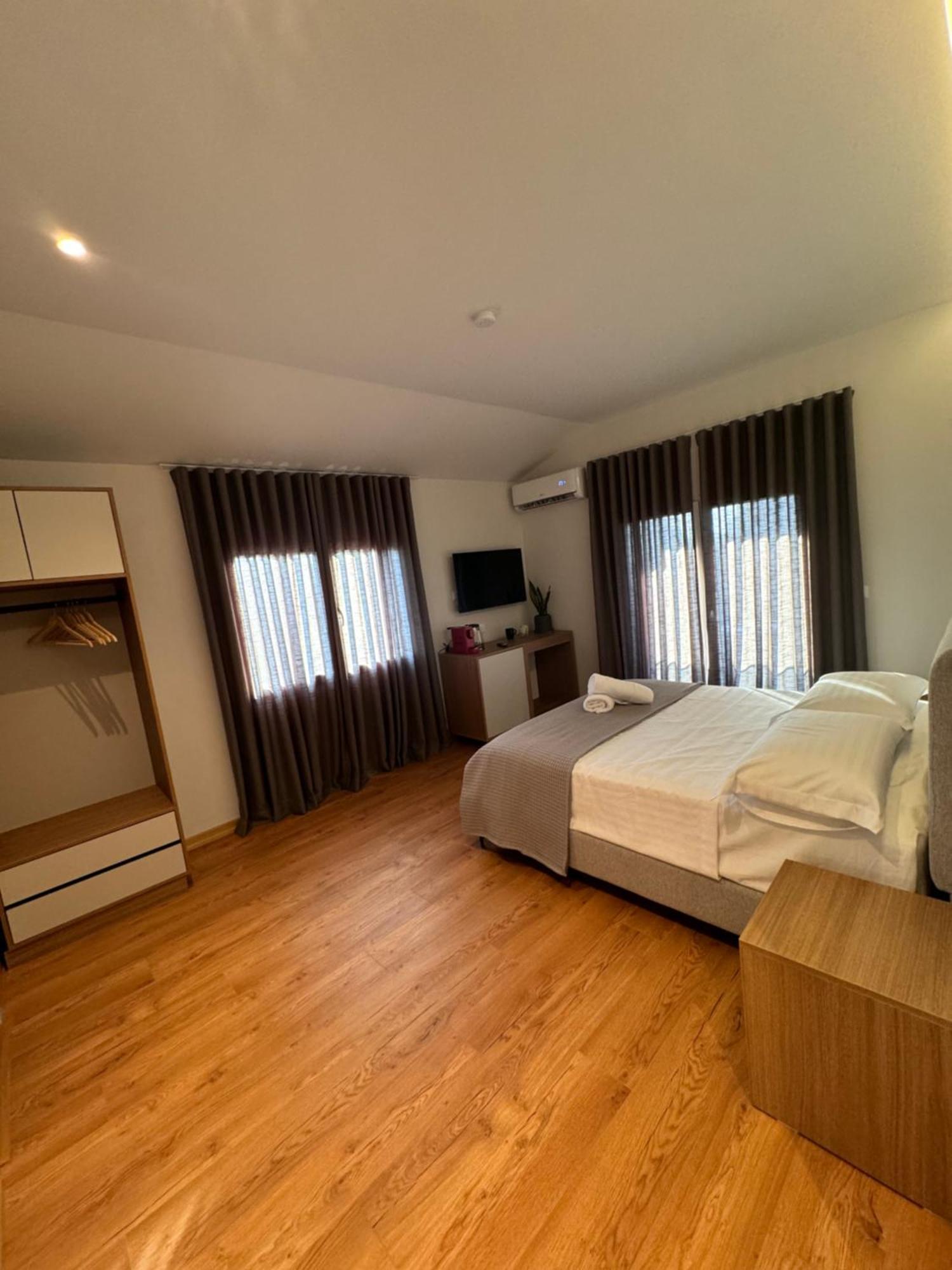 Izi Boutique Apartment Tiranë Ngoại thất bức ảnh