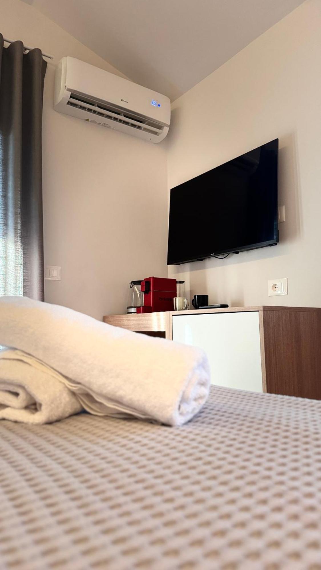 Izi Boutique Apartment Tiranë Ngoại thất bức ảnh