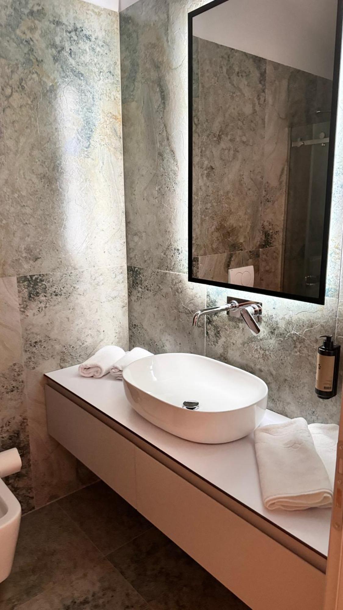 Izi Boutique Apartment Tiranë Ngoại thất bức ảnh